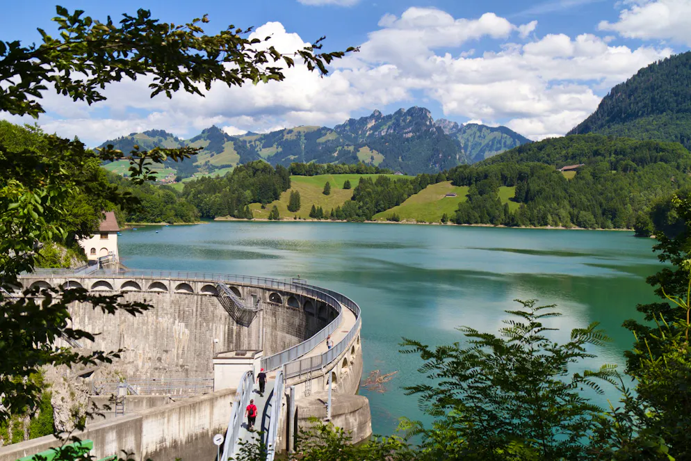 SBB Ausflugstipps – Frühling 2026 – Gruyère. Der Spaziergang über die Staumauer am Lac de Montsalvens ist ein Energielehrpfad, der die Kraft des Wassers aufzeigt. 