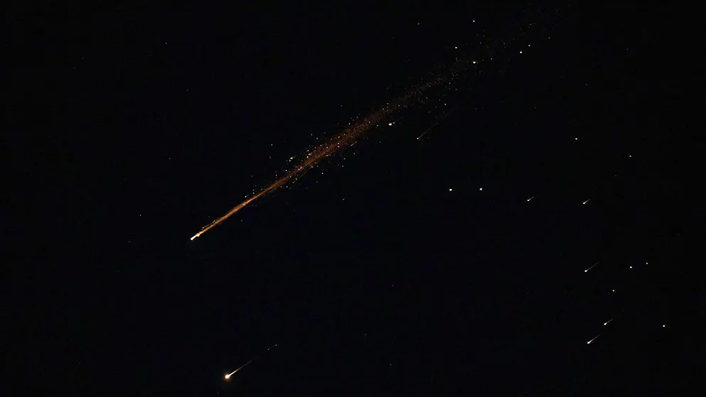 Eine iranische  Streumunitionsrakete explodiert am frühen Mittwochmorgen am Himmel über Nordisrael.