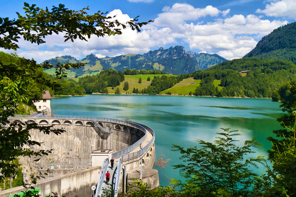 Idées d'excursions CFF - Printemps 2026 - Gruyère. Le chemin qui traverse le barrage du lac de Montsalvens est un sentier didactique sur l’énergie hydraulique qui permet d’observer la puissance de l’eau.