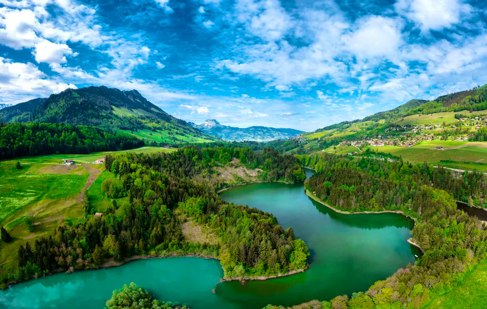 Idées d'excursions CFF - Printemps 2026 - Gruyère. La randonnée autour du lac de retenue dure environ trois heures.