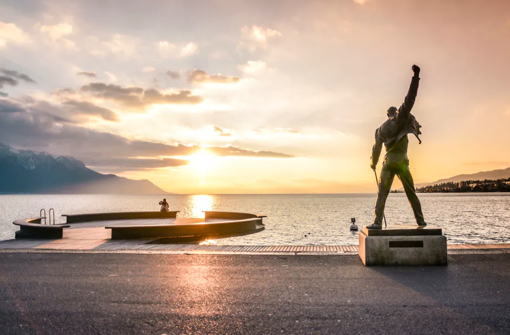 SBB Ausflugstipps – Frühling 2026 – Lavaux. Freddie Mercury: Die Statue der Rock-Ikone an der Promenade weist auf die musikalische Bedeutung von Montreux hin.