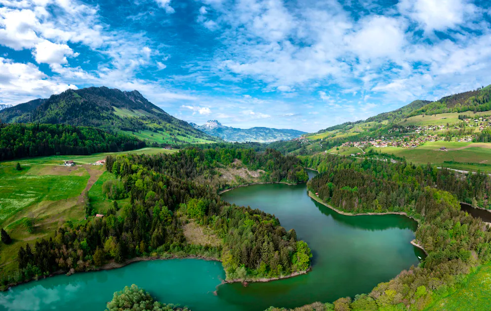 SBB Ausflugstipps – Frühling 2026 – Gruyère. Die Rundwanderung um den Stausee Lac de Montsalvens dauert rund drei Stunden.