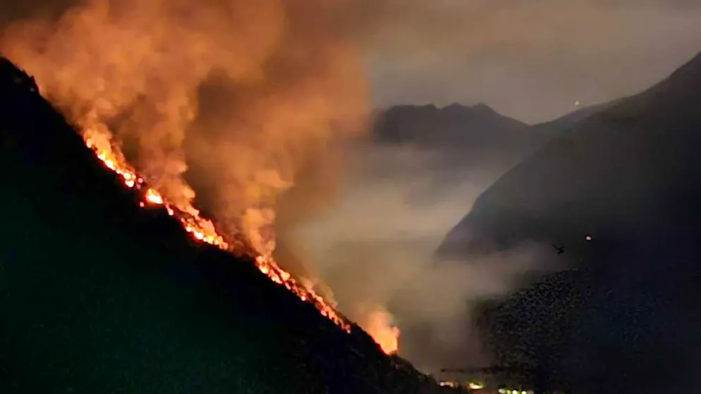In Brusio GR. Einsatzkräfte bringen den Waldbrand unter Kontrolle