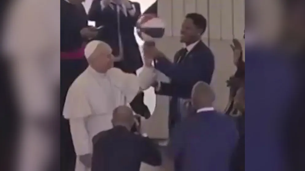 Showeinlage im Vatikan. Hier zeigt Papst Leo XIV seine Basketball-Künste
