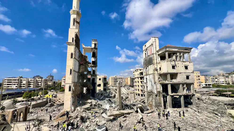 Suche nach Überlebenden nach einem israelischen Luftangriff in Sidon im Libanon am 8. April 2026. 
