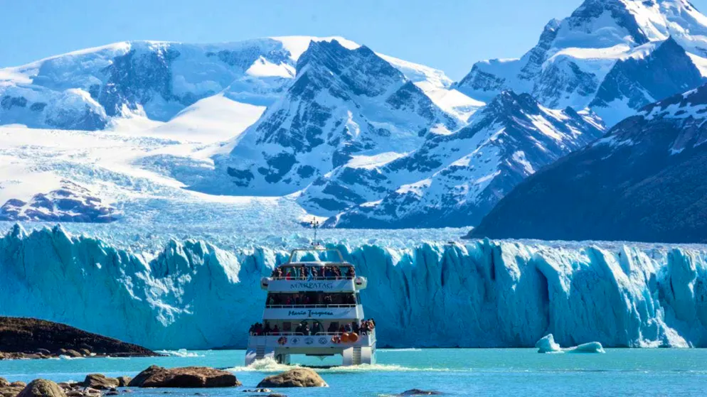 ARCHIVE - Tourists take a boat across Lago Argentino to the Perito Moreno glacier in the "Los Glaciares" nature park in Patagonia. Photo: Fede J. Ciarallo/dpa/Archive image