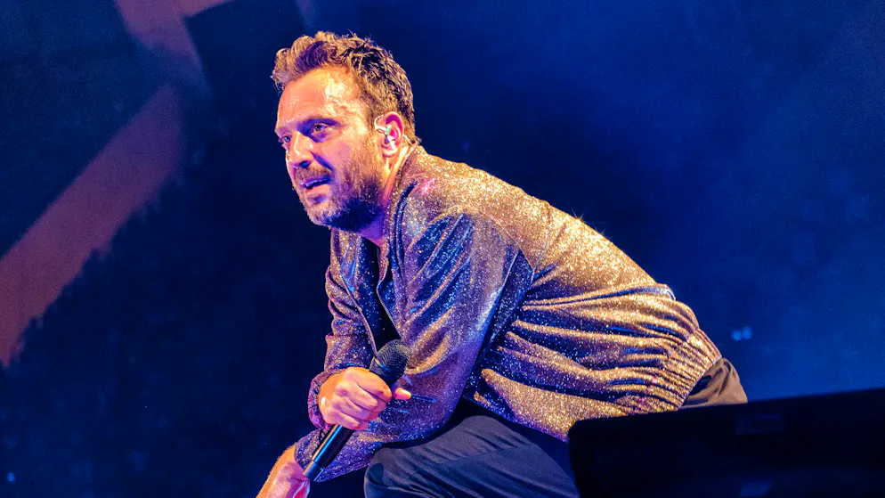 Verso il nuovo tour. Cesare Cremonini preoccupa i fan: «Ogni giorno è dedicato ad annegare il dolore»