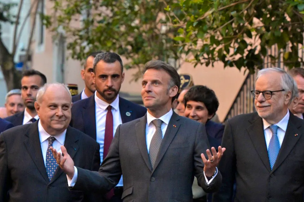 Emmanuel Macron est accompagné par une délégation dans laquelle figure Jean-Marc Sauvé, ancien président de la Commission indépendante sur les abus sexuels dans l'Eglise (Ciase) en France, signe que la question sensible des violences sexuelles dans l'Eglise reste une priorité aux yeux de l'Elysée.