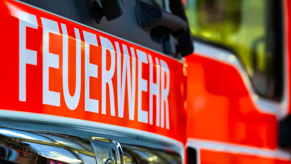 Firefighters were called to a birth in a car on the hard shoulder of the highway. (symbolic image)