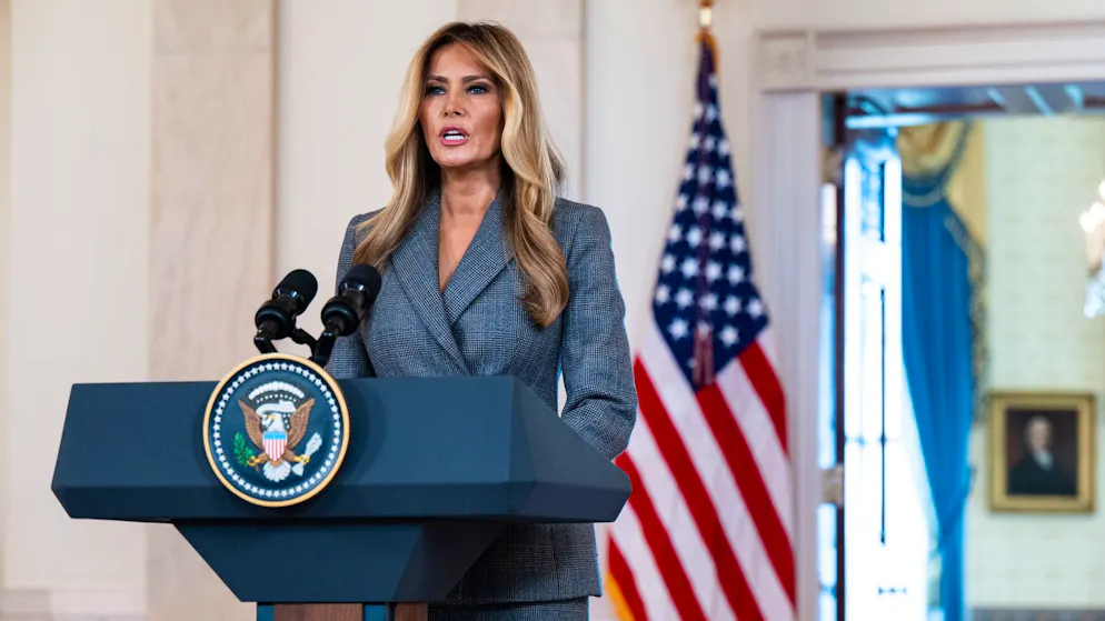 Si riapre lo scandalo. A sorpresa Melania Trump prende la parola: «Non sono mai stata amica di Jeffrey Epstein, su di me menzogne»