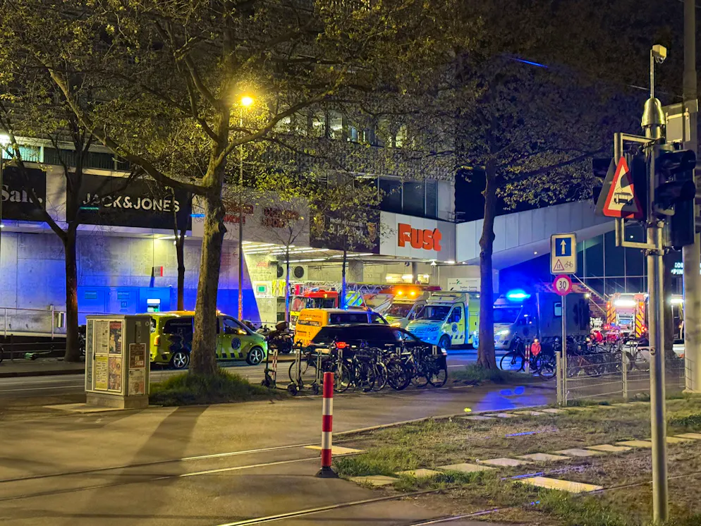 Drei Rettungswagen, ein Feuerwehrauto und die Polizei stehen vor der St- Jakob-Halle.