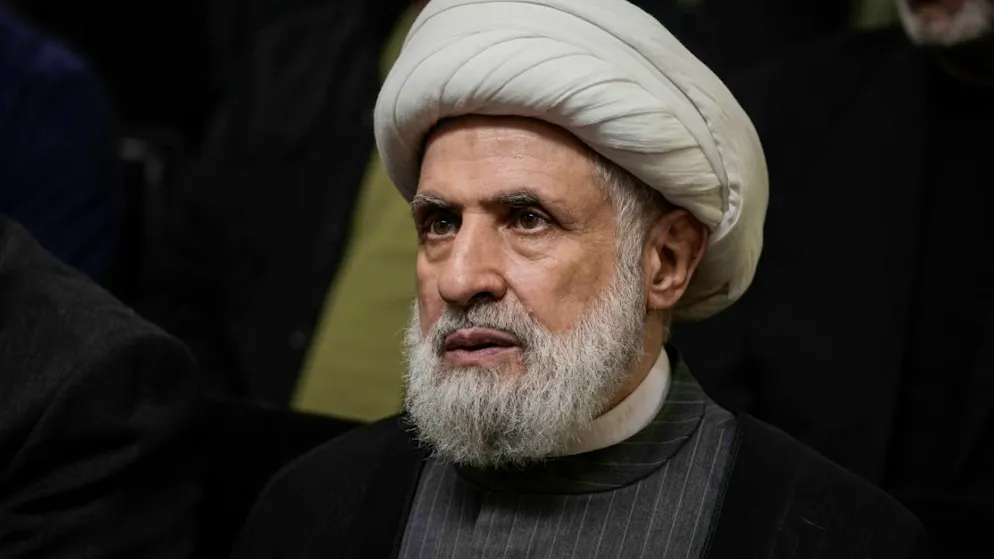 ARCHIV – Naim Kassim, bisher stellvertretender Anführer der Hisbollah, hört sich eine Rede des damaligen Führers Nasrallah an, übertragen auf einem Bildschirm. Foto: Bilal Hussein/AP/dpa