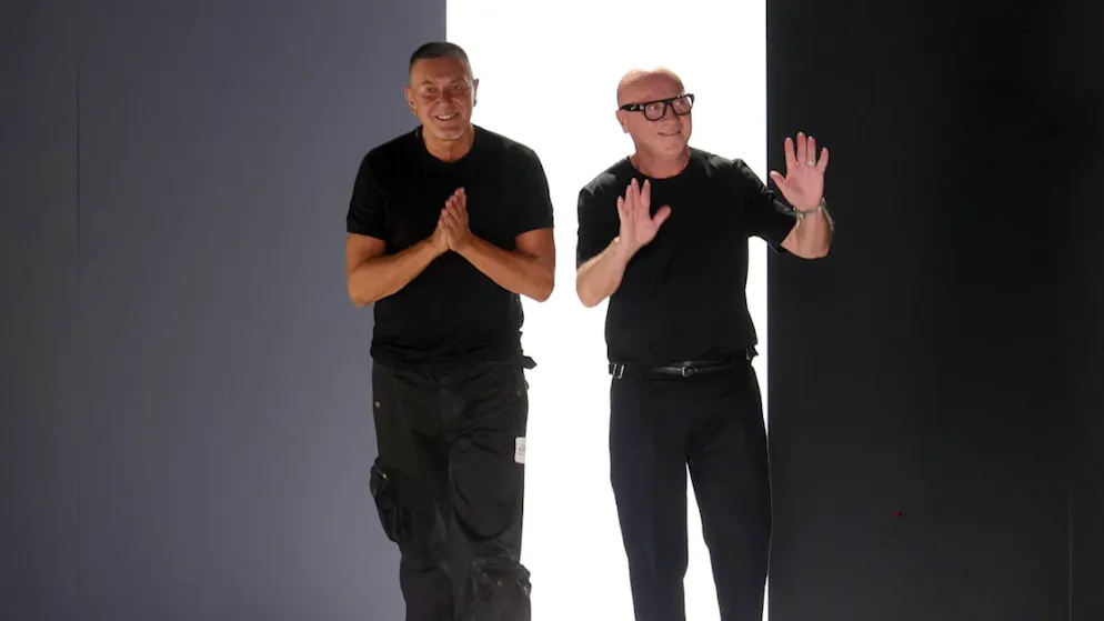 Die Fashiondesigner Stefano Gabbana (links) und Domenico Dolce, hier bei der Mailänder Fashion Week 2023, leiteten das nach Ihnen benannte Modehaus bisher gemeinsam. Nun will sich Gabbana aus dem unternehmerischen Geschäft zurück. Im Kreativbereich will er bleiben. (Archivbild)