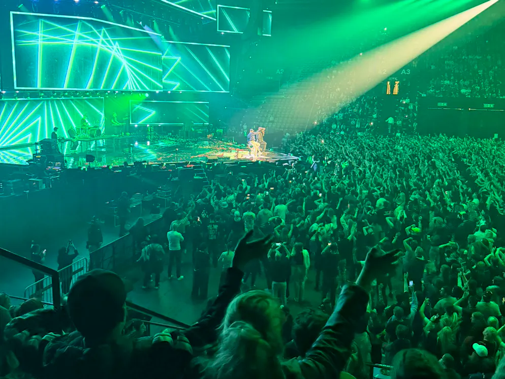 Die ganze Halle singt mit Stress und Zian mit. 