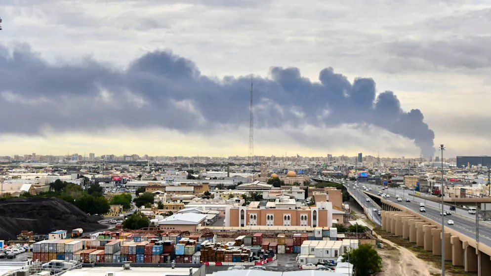 Rauch über dem internationalen Flughafen von Kuwait, nach einem Drohnenangriff auf ein Öldepot in Kuwait City. (25. März 2026)