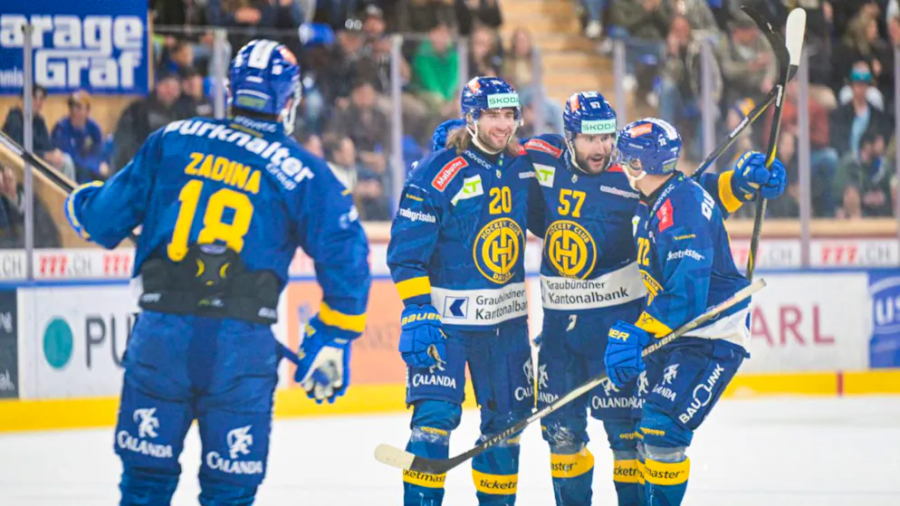 David Barandun (Nr. 57) lässt sich von seinen Teamkollegen feiern