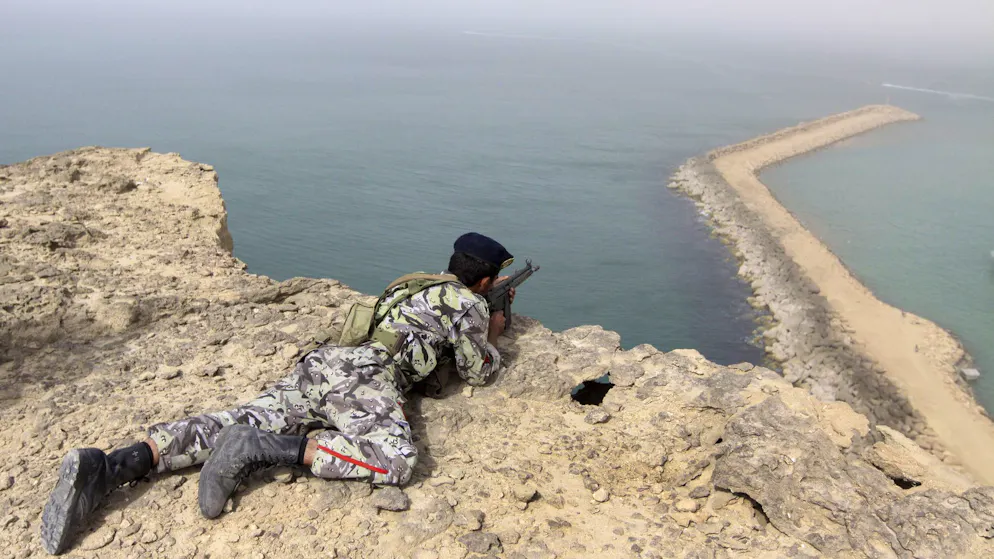 Ein Soldat des iranischen Militärs bringt sich am Golf von Oman in Stellung – mit Blick auf die Strasse von Hormus. (30. Dezember 2011)