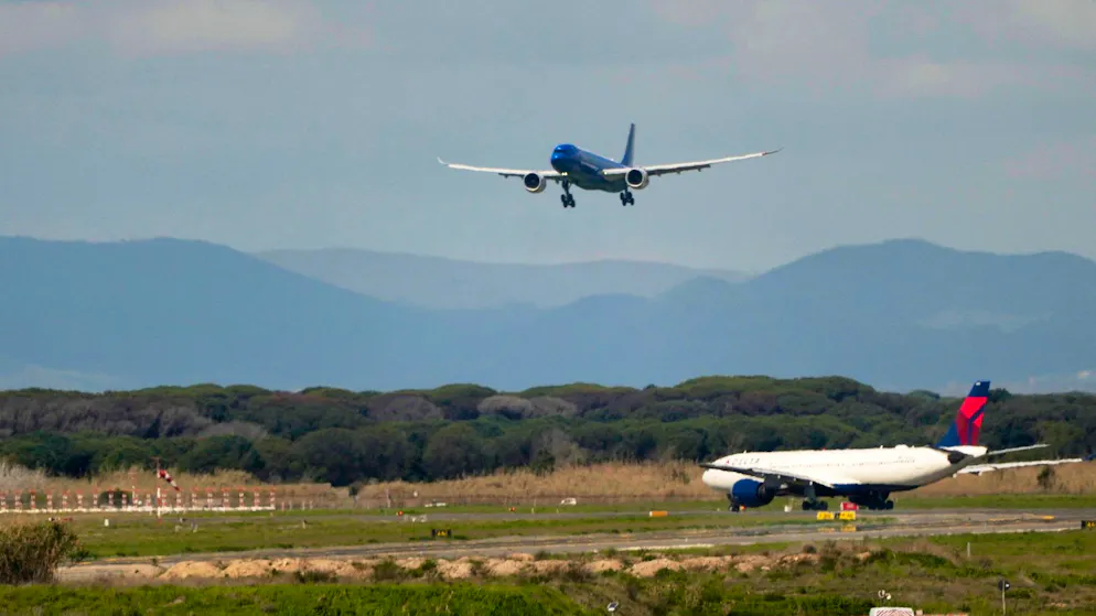 Penuria di carburante. L'allarme dagli aeroporti, fra tre settimane i voli saranno a rischio: «È la crisi più acuta della storia»