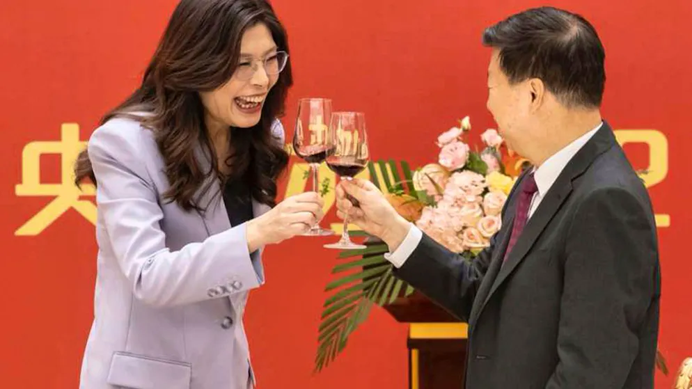 HANDOUT – Auf diesem von der Kuomintang veröffentlichten Foto stösst Cheng Li-wun (l), Parteichefin der taiwanischen Oppositionspartei Kuomintang (KMT), mit Chinas Direktor des Büros für Taiwan-Angelegenheiten Song Tao während eines Gala-Dinners an. Foto: Uncredited/Kuomintang/AP/dpa – ACHTUNG: Nur zur redaktionellen Verwendung im Zusammenhang mit der aktuellen Berichterstattung bis maximal 21.04.2026 und nur mit vollständiger Nennung des vorstehenden Credits