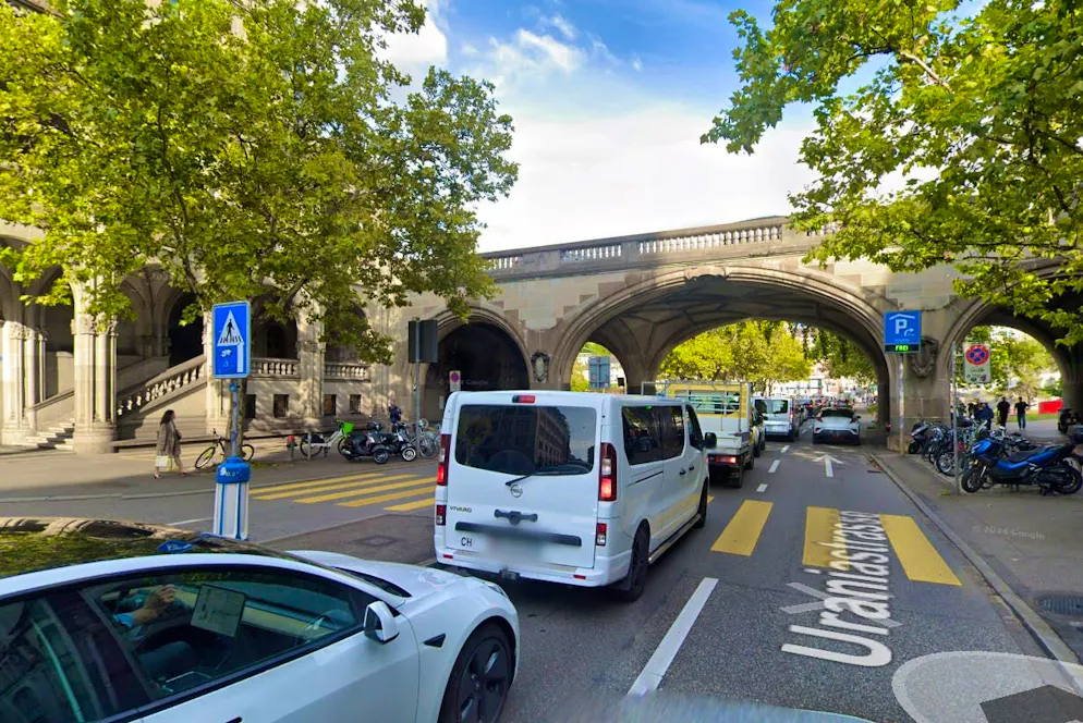 The accident occurred at the Lindenhofbrücke bridge near Uraniastrasse.