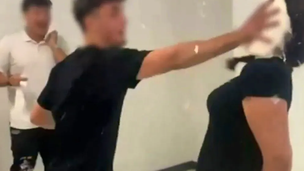 Sieben Festnahmen. Video zeigt öffentliche Demütigung von Mitarbeitenden