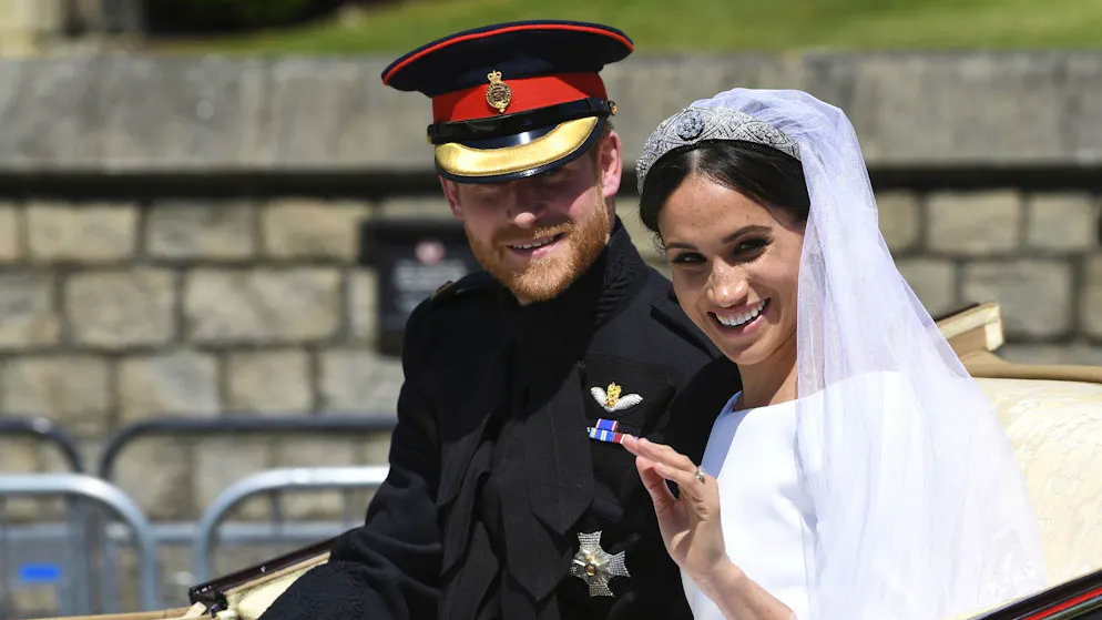 Alla vigilia del matrimonio. Ecco come la regina ha negato la tiara a Meghan dopo le richieste assillanti di Harry