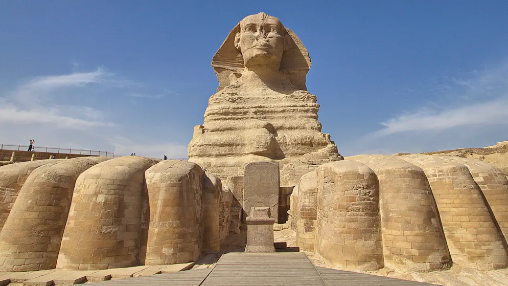 Die sogenannte Traum- oder Sphinx-Stele steht noch heute zwischen den Tatzen der Grossen Sphinx auf dem Gizeh-Plateau – direkt vor der monumentalen Statue im Wüstensand.