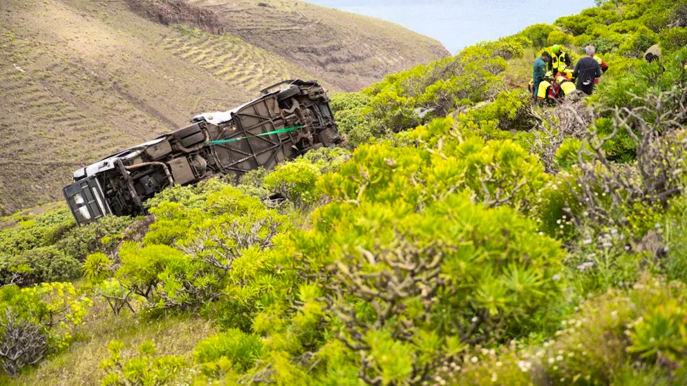 Rescue units are in action after a serious bus accident on the Canary Island of La Gomera. Photo: Europa Press Canarias/EUROPA PRESS/dpa