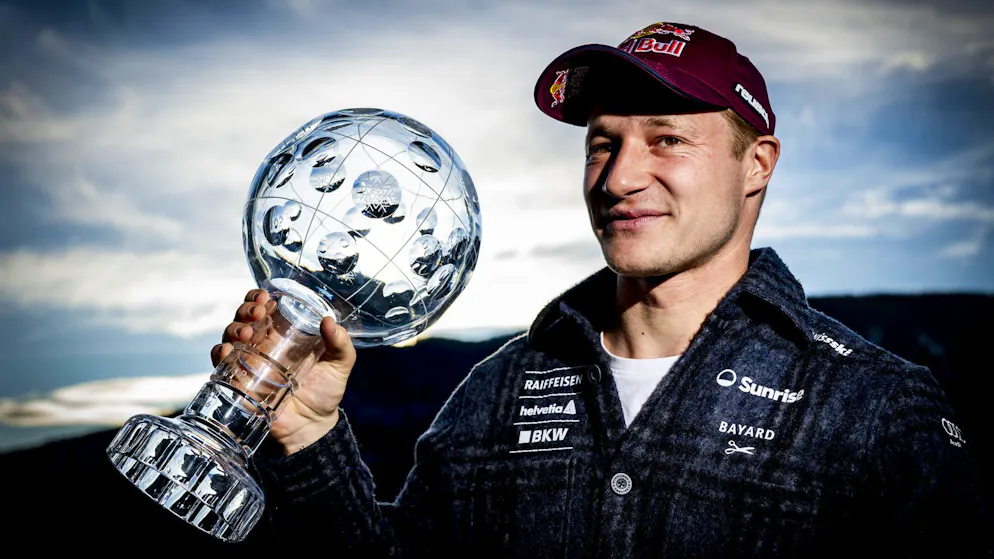Marco Odermatt prend la pose avec le prestigieux globe de cristal (archives).