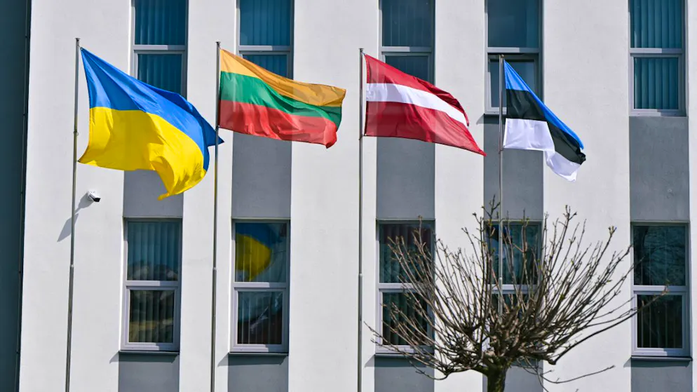 ARCHIV – Die Flaggen der Ukraine (l-r), von Litauen, von Lettland und von Estland. Foto: --/https: