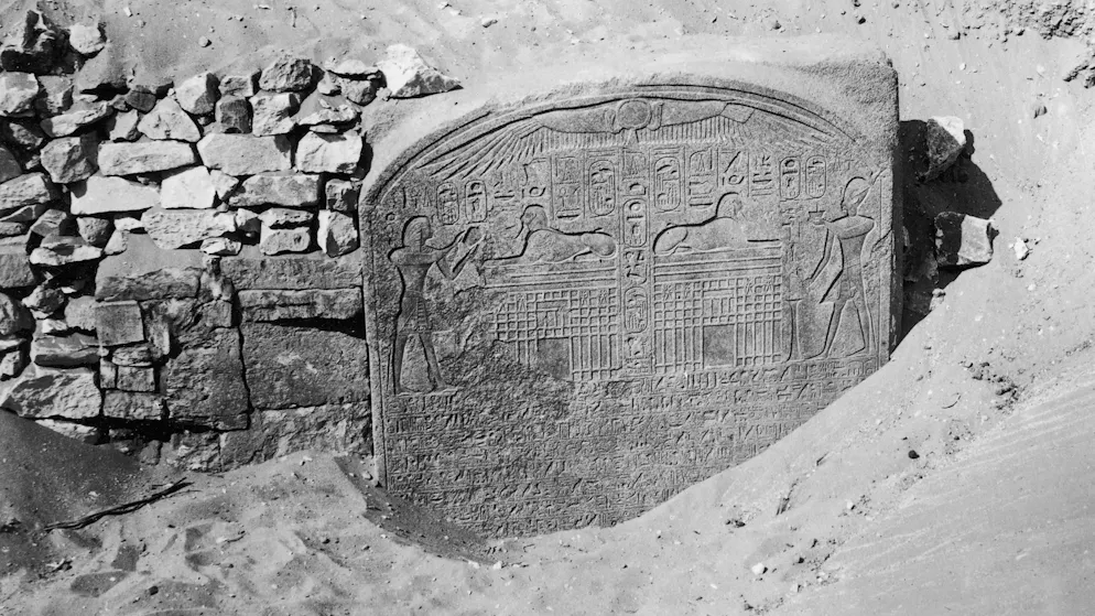 Historische Aufnahme der Traumstele: Noch halb im Wüstensand vergraben, wird das Monument bei frühen Ausgrabungen sichtbar. Erst 1818 wurde die Stele bei der Freilegung der Sphinx in der Neuzeit wiederentdeckt.