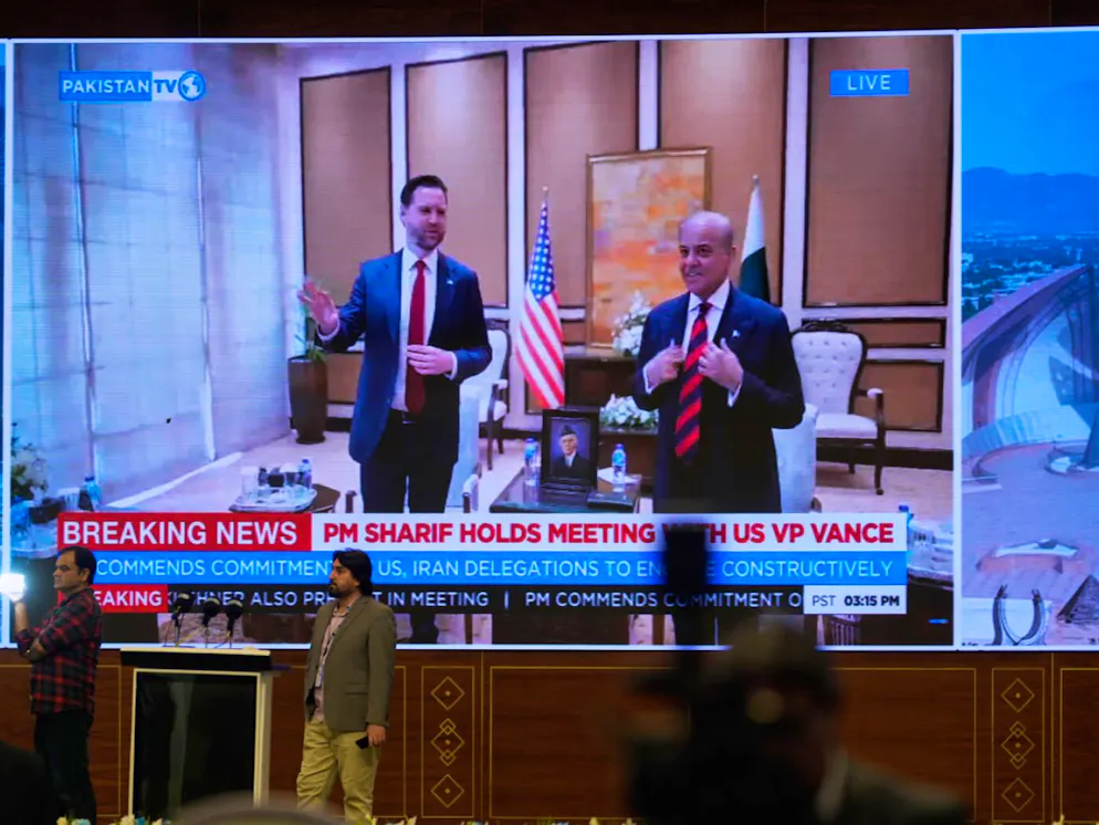 Das pakistanische Staatsfernsehen überträgt das Treffen zwischen US-Vizepräsident J.D. Vance und dem pakistanischen Premierminister Shehbaz Sharif.