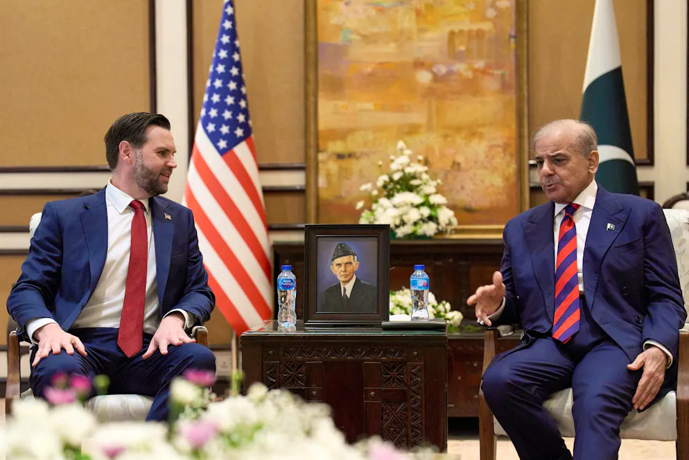 Der US-amerikanische Vizepräsident JD Vance spricht mit Pakistans Premierminister Shehbaz Sharif.