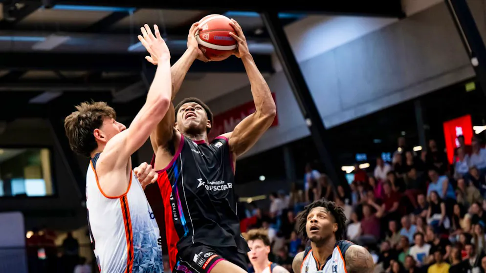 Elfic und Olympic Fribourg gewinnen den Cupfinal – Gallery. Die Basketballer von Olympic Fribourg, hier mit Chimezie Offurum am Ball, bezwingen Union Neuchâtel im Schweizer Cupfinal