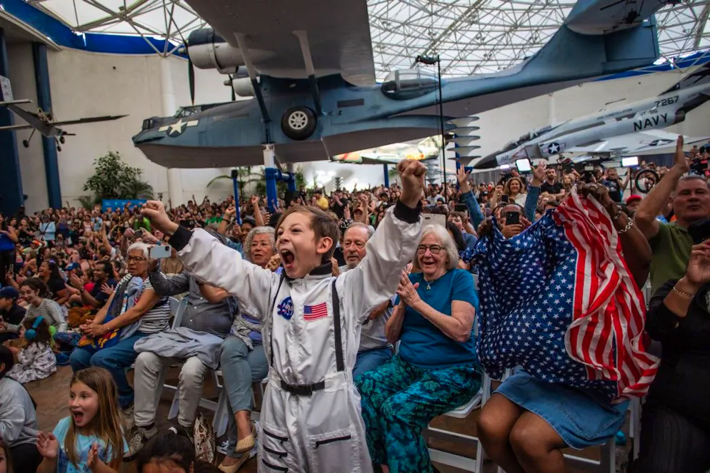 Artemis. L’amerrissage, survenu en pleine nuit en Europe, a été largement suivi aux États-Unis et retransmis en direct dans de nombreuses salles. Ici, au San Diego Air and Space Museum, en Californie.