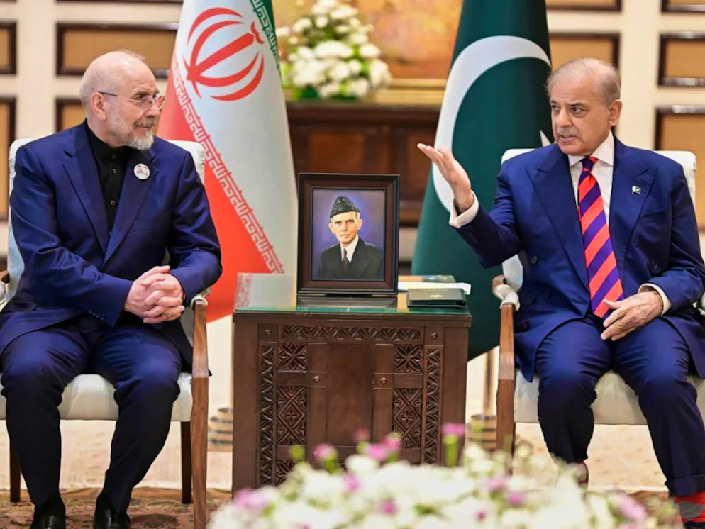 Der iranische Parlamentssprecher Mohammad Bagher Ghalibaf (l) spricht mit dem pakistanischen Premierminister Shehbaz Sharif.