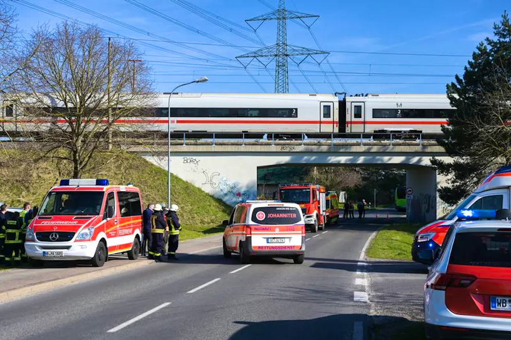 Oberleitung fällt auf ICE: Hunderte sitzen stundenlang fest – Gallery. Es mussten Verletzte versorgt werden.