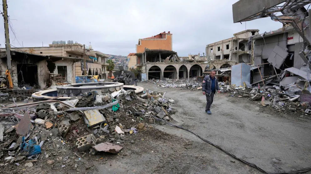 ARCHIV – Ein Mann geht in einem zerstörten Viertel in der Stadt Bint Dschubail im Südlibanon spazieren, nachdem am Mittwoch eine Waffenruhe zwischen Israel und der Hisbollah begonnen hat. Foto: Hussein Malla/AP/dpa (Archivbild)