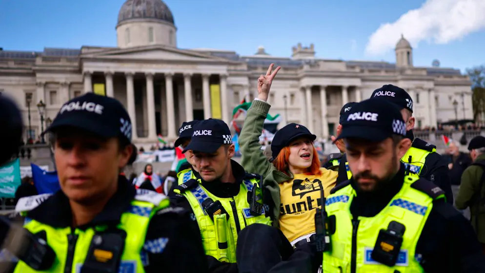 Agenti di polizia arrestano un sostenitore di Palestine Action durante un raduno promosso a Trafalgar Square