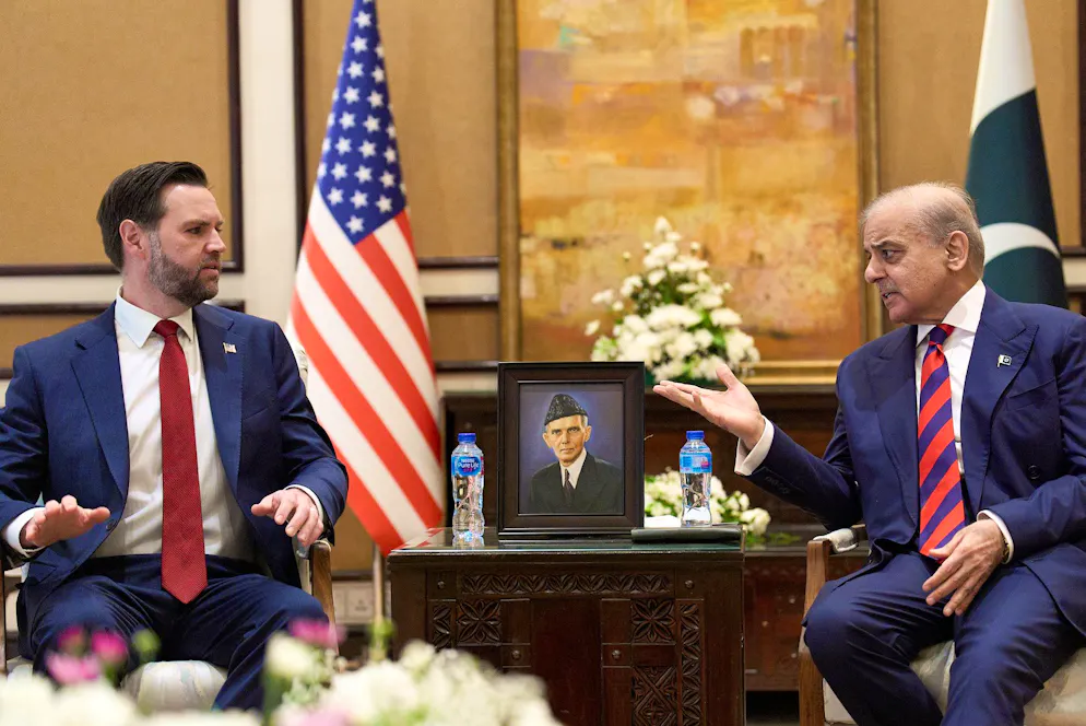 US-Vizepräsident JD Vance bei Vorgesprächen mit  Pakistans Premierminister Shehbaz Sharif.