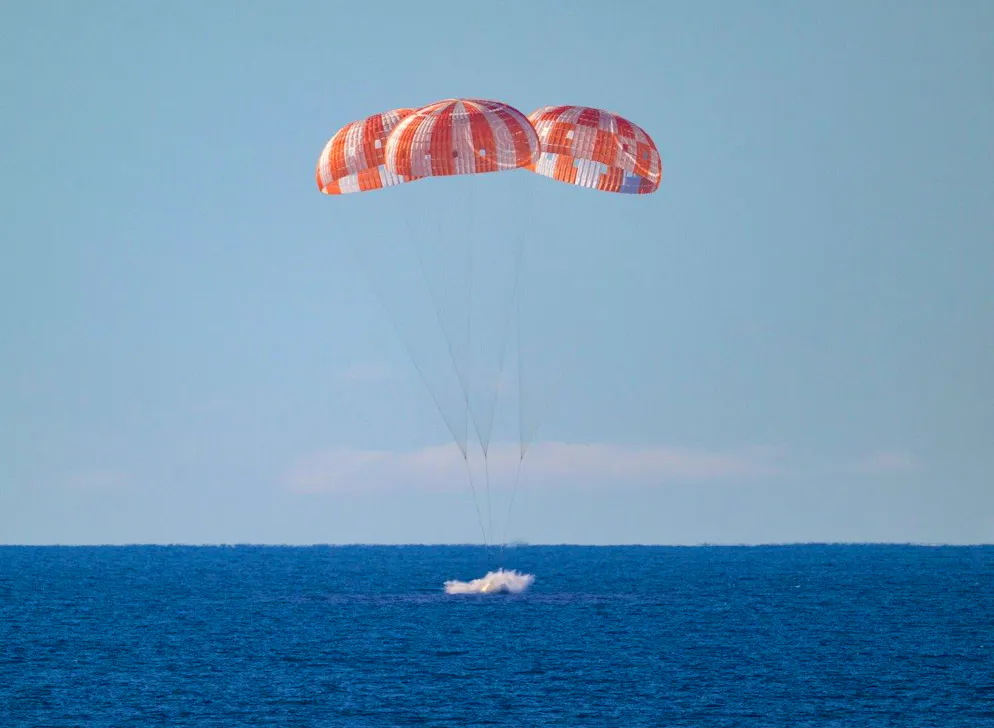 Artemis. La capsule Orion avec les astronautes d'Artemis II a bien amerri dans l'océan Pacifique près de la Côte californienne.