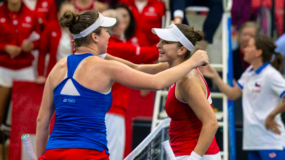 Great fight, excellent play and poor reward in the end: Belinda Bencic (left) loses to Linda Noskova in the third set tiebreak