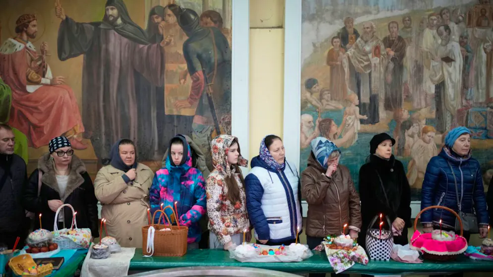 Des fidèles se rassemblent pour la bénédiction des gâteaux de Pâques et des œufs peints, en préparation des célébrations de Pâques orthodoxe, devant la cathédrale de l’Épiphanie à Ielokhovo à Moscou.