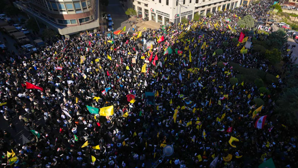 Demonstranten schwenken libanesische und Hisbollah-Flaggen während einer Protestkundgebung gegen den libanesischen Ministerpräsidenten Nawaf Salam vor dem Regierungsgebäude. Foto: Hassan Ammar/AP/dpa