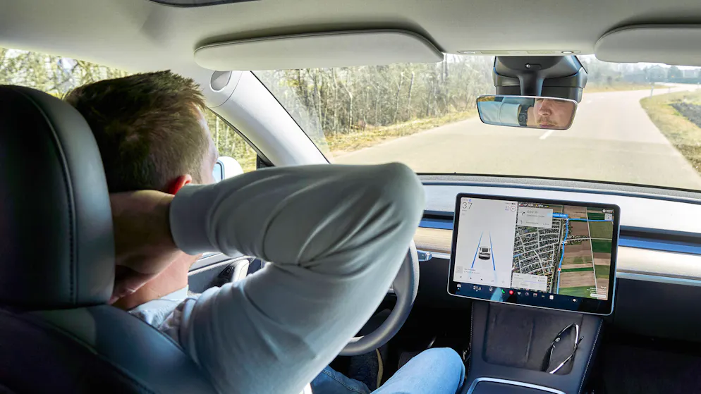 Freihändig am Steuer. Niederlande lassen Tesla autonom fahren – Schweiz bleibt auf der Bremse