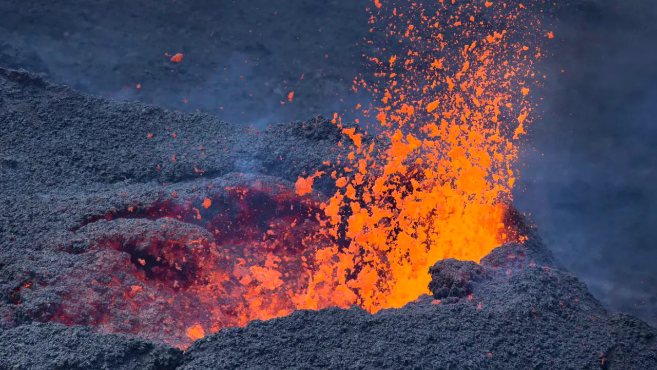 Vulkane. Satellit fängt Details von Vulkanausbruch auf La Réunion ein