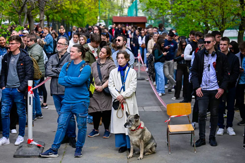 Rekord-Wahlbeteiligung in Ungarn – Orban bangt um Macht – Gallery. Viele Menschen warten vor einem Wahllokal in Budapest, um ihre Stimme abzugeben.