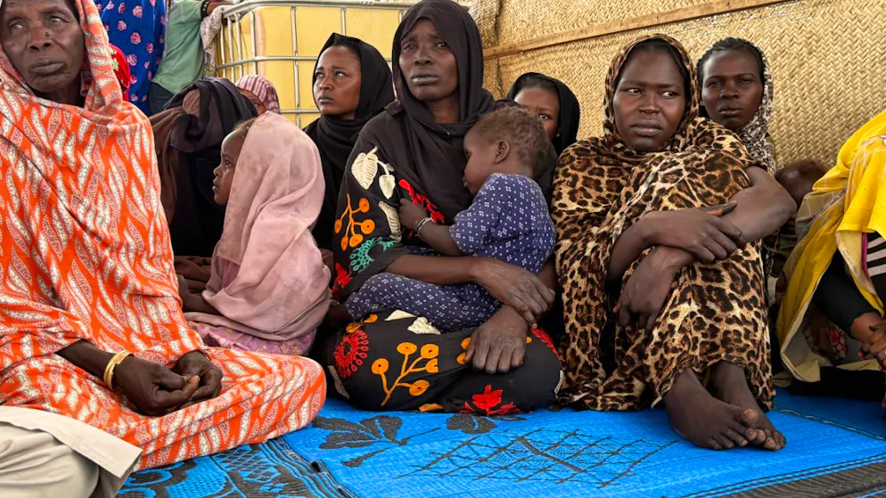 Flüchtlinge aus dem Sudan warten in der tschadischen Grenzstadt Adré auf dem Gelände des Roten Kreuzes auf den Weitertransport in ein Flüchtlingslager. Hinter einigen von ihnen liegt eine monatelange Odyssee durch die Kampfgebiete im Sudan. Foto: Eva Krafczyk/dpa