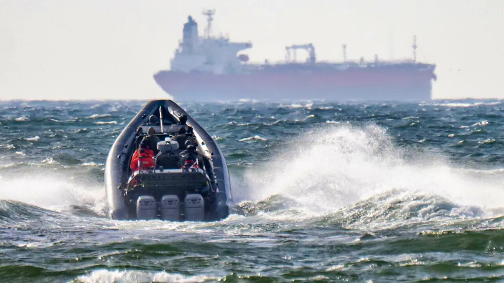 ARCHIV – Die schwedische Polizei National Task Force (NI) und die Küstenwache sind auf dem Weg zu dem bereits geenterten Tanker «Sea Owl I», der vor der Küste Schwedens liegt. Foto: Johan Nilsson/TT News Agency via AP/dpa – ACHTUNG: Nur zur redaktionellen Verwendung und nur mit vollständiger Nennung des vorstehenden Credits