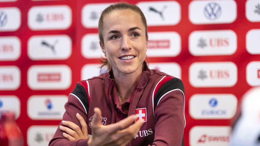 Return to England?. Lia Wälti: 